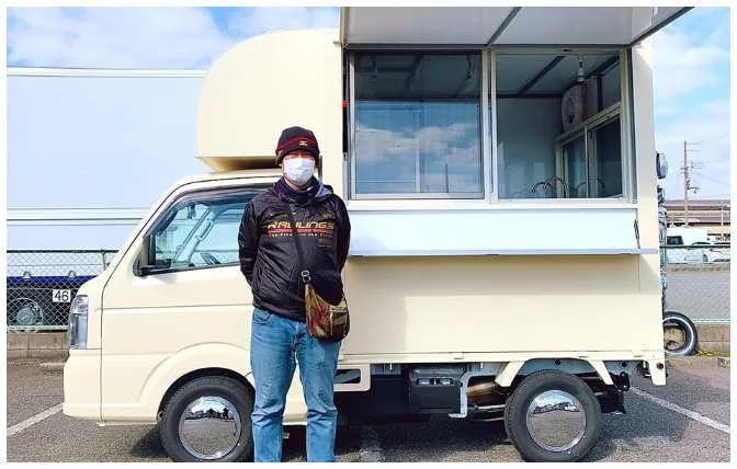 クリーム色のキッチンカー