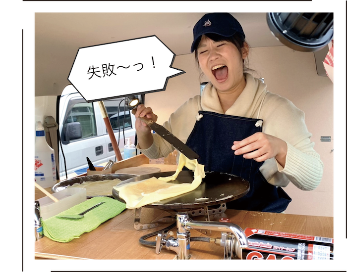 クレープを調理する女性